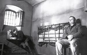 Kazimierz Kaczor w roli Gustawa Schielkego w spektaklu „Rozmowy z katem” w reżyserii Andrzeja Wajdy, Teatr Powszechny w Warszawie, 1977 r.