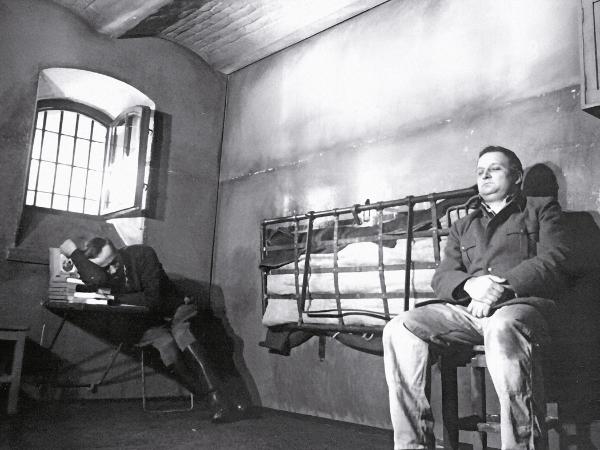 Kazimierz Kaczor w roli Gustawa Schielkego w spektaklu „Rozmowy z katem” w reżyserii Andrzeja Wajdy, Teatr Powszechny w Warszawie, 1977 r.