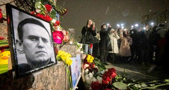 Spontaniczne upamiętnienie Aleksieja Nawalnego w Sankt Petersburgu, 16 lutego 2024 r.