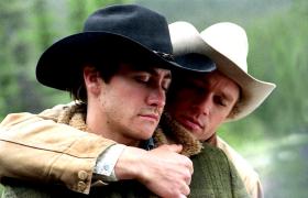 Dwaj zakochani w sobie kowboje z „Tajemnicy Brokeback Mountain”. Zagrali ich nieżyjący już Heath Ledger (z prawej) i Jake Gyllenhaal.