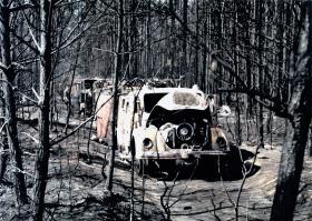 Spalone samochody strażackie po wielkim pożarze z 1992 roku.