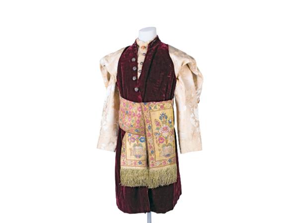 Strój sarmaty: żupan i kontusz zdobione guzami, z dekoracyjnym pasem.