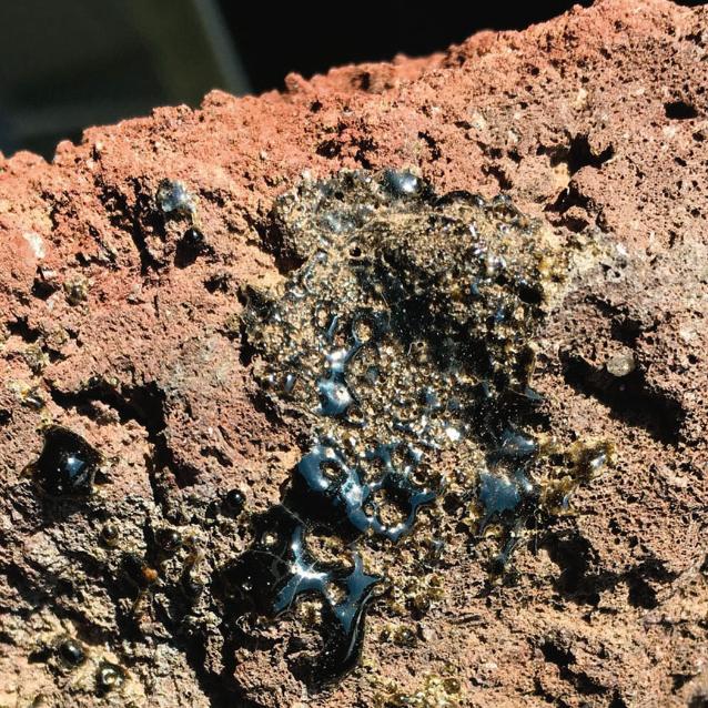 Takie czarne szkliste fulguryty znajdują się na szczycie wulkanu Mount Shasta w Kalifornii.