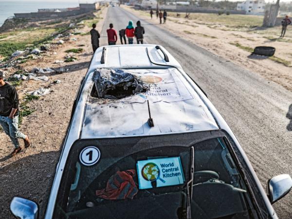 Deir al-Balah, Strefa Gazy. Jeden z trzech samochodów ostrzelanych 1 kwietnia. W ataku zginęło siedmioro cywilów.