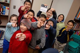 Dużo polarów i czapek... to Alaska.Dzieci współtworzą film.