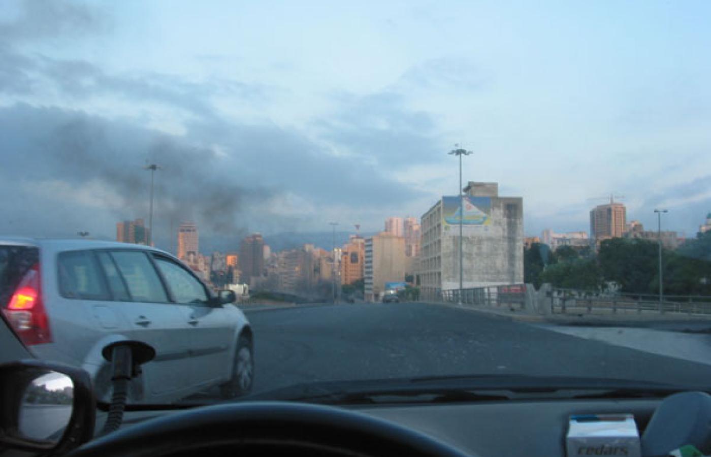 Droga z Hamry w stronę chrześcijańskiej dzielnicy Aszrafieh. W oddali płonące barykady.