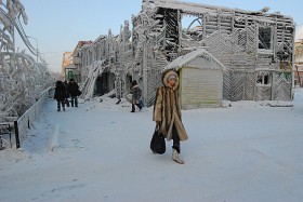 Mieszkańcy dieriewiaszek (domów z drewna) próbują ocieplać swoje mieszkania na wszelkie możliwe sposoby, co często kończy się pożarem. Pogorzelcy wskazują zazwyczaj na podpalenie. Regułą jest, że wyrastają nowe, coraz liczniejsze centra handlowe i sklepy.