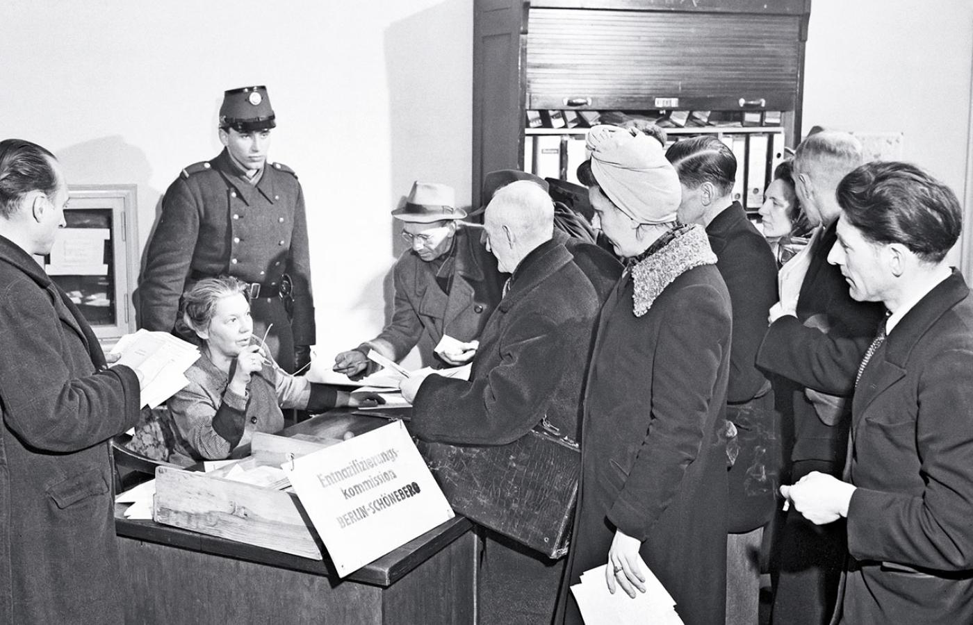 Komisja denazyfikacyjna w Berlinie, 1949 r.