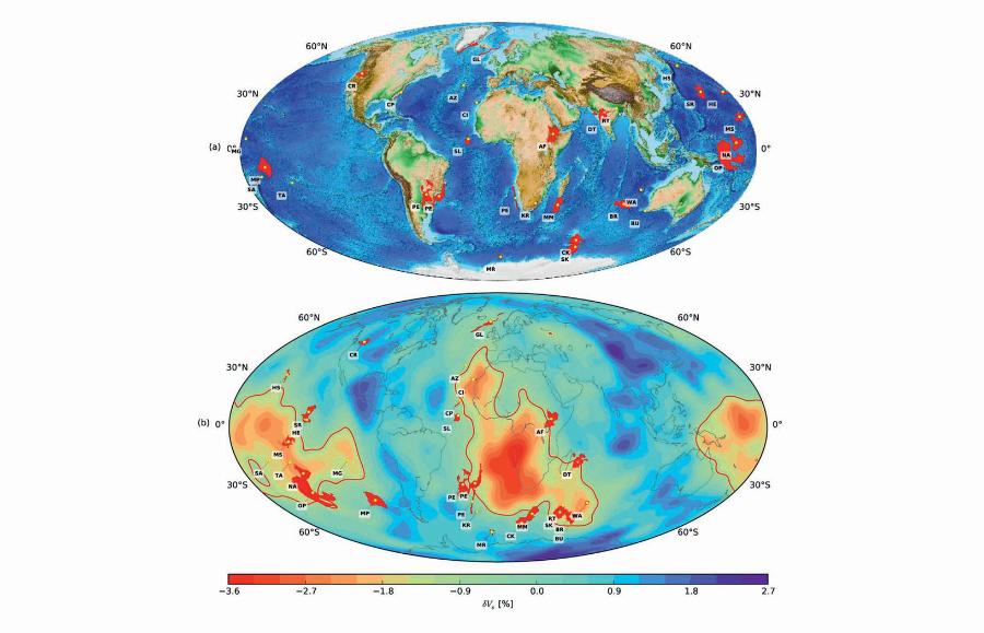 Lokalizacja dwóch gigantycznych kawałków materii skalnej (LLSVP, czerwone strefy na dolnej mapce), ustalona dzięki tomografii sejsmicznej. Pochodzące z nich skały mogą czasami docierać na powierzchnię planety w miejscach zwanych „plamami ­gorąca” (czerwone strefy na mapce górnej). Źródło: R. Hassan i in., „Geochemistry, Geophysics, Geosystems”, 2015.