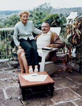 Ernest Hemingway z czwartą żoną Mary, 1946 r. To ona - stronniczo? - skomponowała materiał do pierwszego wydania jego nieukończonej książki „Ruchome święto”.