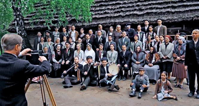 Smarzowski wybrał obraz panoramiczny, świetnie fotografowany przez Piotra Sobocińskiego.