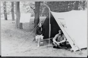 19 lipca 1972, Szymborska do Filipowicza:Kornelu! Piszę bez żadnego przymiotnika, żebyś się troszeczkę zaniepokoił. Jeśli już to uczyniłeś, to mogę teraz dodać, że bardzo Cię kocham.