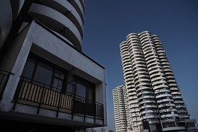 Piętno „złego urodzenia” towarzyszy najciekawszym polskim realizacjom powojennego modernizmu od dziesięcioleci.