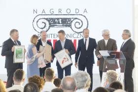 Adam Buława, dyrektor Muzeum Wojska Polskiego, Justyna Derwisz z Plasma Project, Krzysztof Lang z Maksa oraz Jan Belina Brzozowski i Konrad Grabowiecki z BBGK. Architekci odbierają gratulacje za projekt Muzeum Katyńskiego w Warszawie.