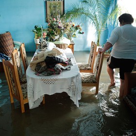 W wodzie dom Krystyny Ciastek. Nowy Wionczenin koło Płocka, 24.05.2010