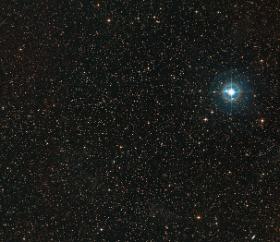 Otoczenie pomarańczowego karła PDS 70 (mały centralny punkt w kolorze czerwonym). Duża gwiazda (prawa strona u góry) to x Centauri, olbrzym gwiezdny.