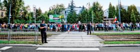 Demonstracja przed domem Jarosława Kaczyńskiego na warszawskim Żoliborzu. W sąsiedztwie znajdują się budynki Instytutu im. Lecha Kaczyńskiego.