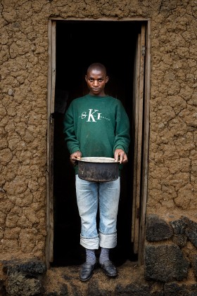 Sebishimbo Sibomana, 15 lat. Rodzice nie żyją, mieszka tylko z upośledzonym bratem. Pracuje na wydzierżawionym polu. GARNEK dostał na święta od Sióstr. Inaczej nie mógłby gotować. Chce zostać pielęgniarzem. Marzy, by był już pokój. Ntamugenga, DR Kongo