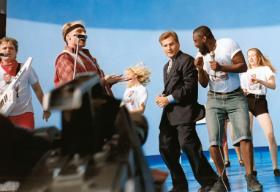 Aleksander Kwaśniewski tańczący do discopolowych przebojów podczas kampanii przed wyborami prezydenckimi w 1995 r.