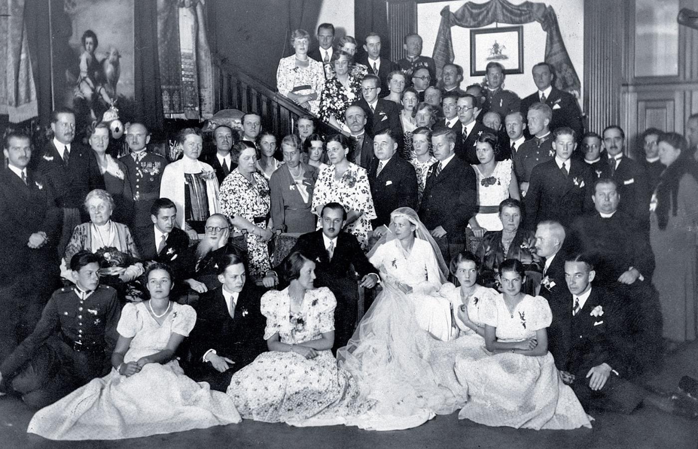 Goście weselni na ślubie Kazimierza Plater-Zyberka i Ewy Grocholskiej, Rogowo, pow. gostyński, 1937 r.