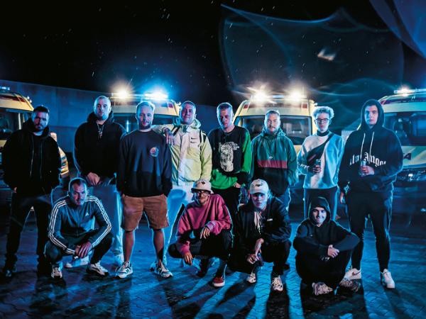 Ekipa SBM Label. Wśród stojących m.in. Bedoes (drugi od lewej), Solar (trzeci) i Białas (czwarty). Wśród siedzących: Mata (pierwszy od prawej).