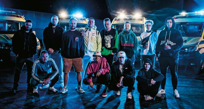 Ekipa SBM Label. Wśród stojących m.in. Bedoes (drugi od lewej), Solar (trzeci) i Białas (czwarty). Wśród siedzących: Mata (pierwszy od prawej).