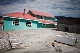 Pył nie tylko zakrył budynki, ale większość z nich wypiętrzył. Część po odkopaniu nie nadaje się do ponownego zamieszkania, bo zawalają im się fundamenty.