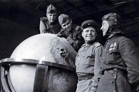 Żołnierze rosyjscy przy globusie Hitlera w Kancelarii Rzeszy, 1945 r. Stalin udawał, że Berlin go nie interesuje.
