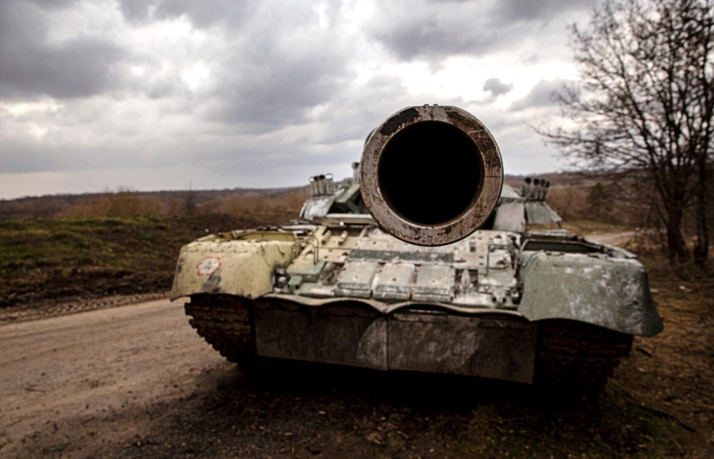 Rosyjski czołg porzucony pod Trościańcem w pierwszej fazie wojny w Ukrainie. 2 kwietnia 2022 r.