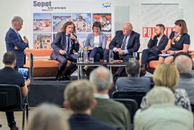 Uczestnicy debaty (od lewej): prezydent Sopotu Jacek Karnowski, Izabela Plur z Ogólnopolskiej Federacji Organizacji Pozarządowych, wiceprezydent Krakowa Bogusław Kośmider, wiceprezydent Warszawy Michał Andrzej Olszewski, Katarzyna Szczepańska z Kongresu Ruchów Miejskich.