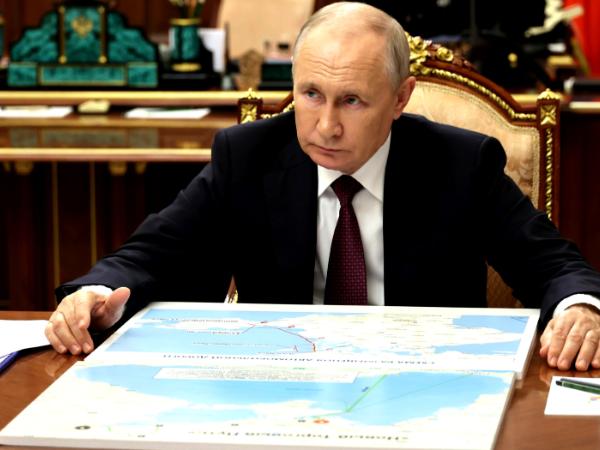 Władimir Putin pochylony nad mapą podczas spotkania z urzędującym gubernatorem Chersonia w sierpniu 2023 r.