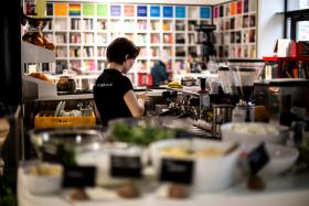 MiTo, Warszawa, ul. Waryńskiego 281. Dlaczego warto prowadzić księgarnię kameralną?MiTo to nie tyle księgarnia, co concept store łączący restaurację (menu: http://www.mito.art.pl/mito_menu.pdf), galerię sztuki (młodzi artyści, silny wątek street artu, aukcje, wystawy), kiosk z pismami lifestylowymi, literackimi, modowymi, poświęconymi architekturze, sztuce, dizajnowi, kulinariom, biuro architektonicznie oraz właśnie księgarnię. MiTo to właściwie prywatny dom kultury, miejsce spotkań, warsztatów, wystaw, paneli dyskusyjnych, debat, pokazów filmowych i wielu innych wydarzeń, które przyciągają ludzi zainteresowanych kulturą podawaną w sposób swobodny i przystępny. Dlaczego warto zakładać takie miejsce? Z miłości do ludzi, z miłości do książek, sztuki, dizajnu, jedzenia, z chęci dzielenia się tym, co piękne, smaczne, zdrowe i wartościowe. Wiele lat spędziłem w bibliotece, a potem nadszedł czas spotkania w realu z ludźmi i ich opowieściami. MiTo to właśnie przestrzeń wymiany doświadczeń, wrażeń, opowieści. — Piotr Rosół.