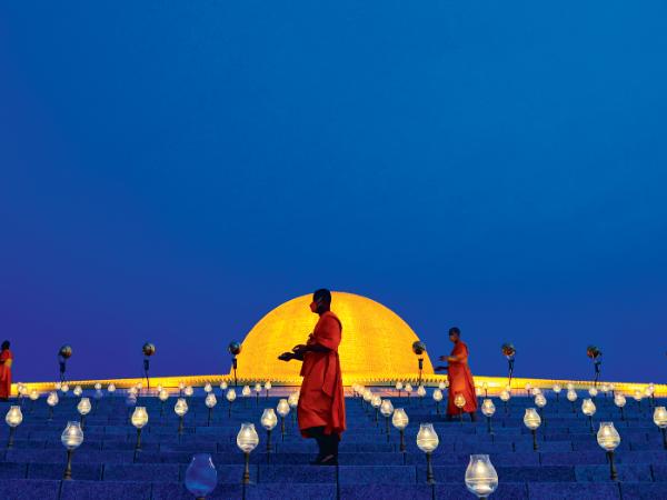 Mnisi przygotowują ceremonię w największym ośrodku tradycji Dhammakaya, czyli w świątyni Wat Phra Dhammakaya w okolicach Bangkoku.