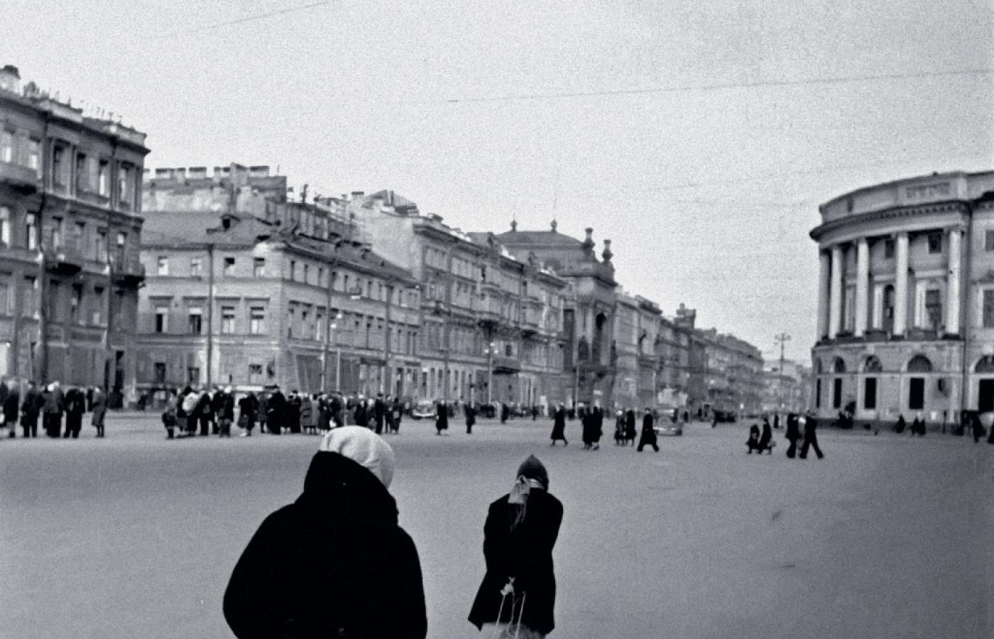 Kobieta i młoda dziewczyna ciągną zawinięte w prześcieradło ciało po Newskim Prospekcie, Leningrad, kwiecień 1942 r.