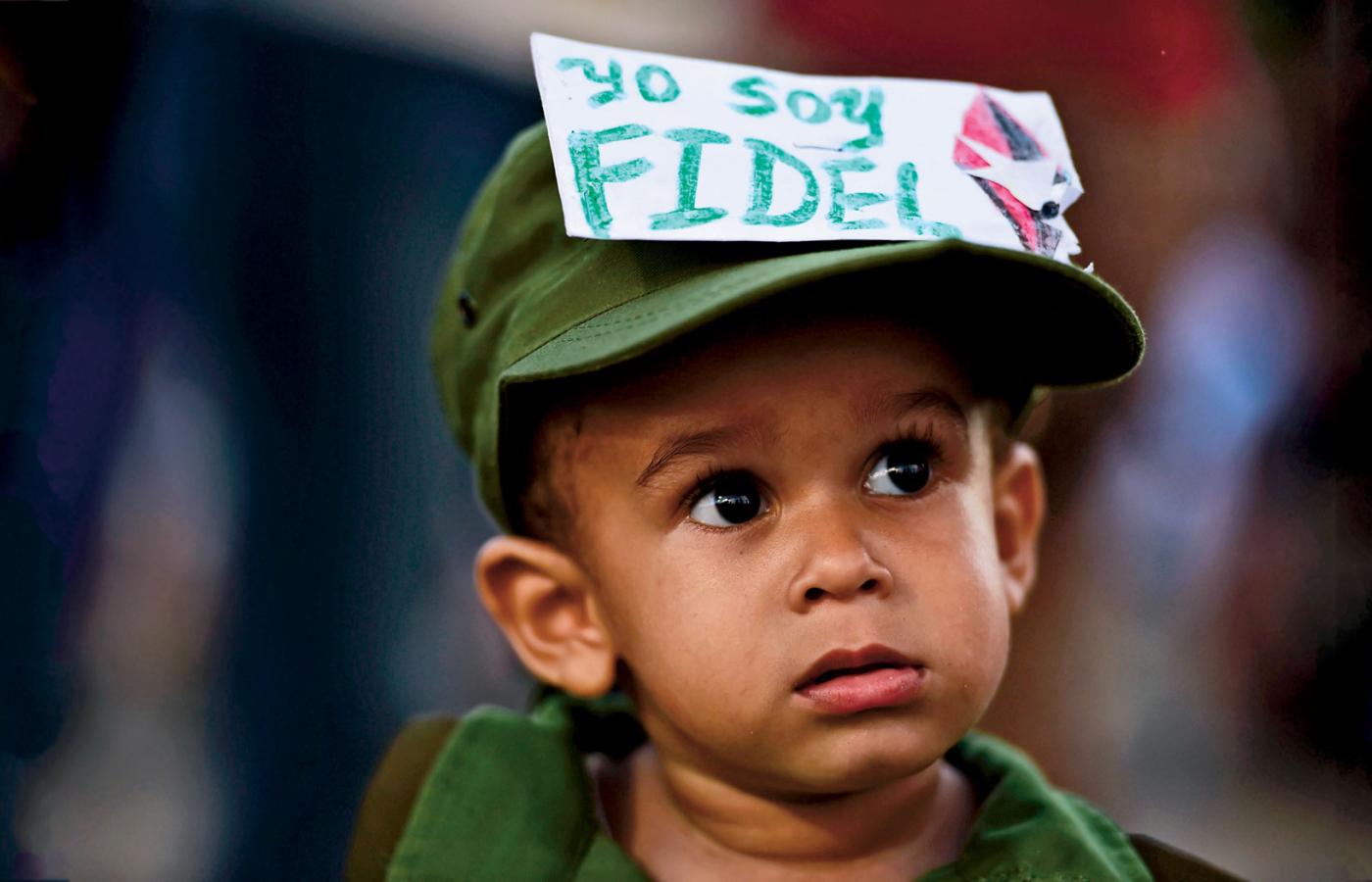 Kubański chłopiec ma na czapce napis: „Jestem Fidelem”.