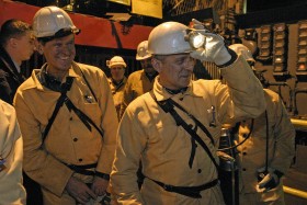 Do kopalni - tyle, że Makoszowy w Zabrzu - zawitał również ze świąteczną wizytą następca Millera, Marek Belka. Grudzień 2004.