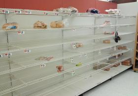 Półki w sklepach też wyglądają jak po przejściu huraganu.