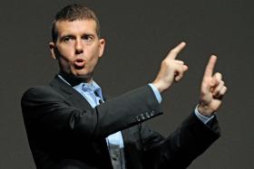 Plouffe - oschły, zdyscyplinowany pedant. Jego żywiołem są sondaże, analizy, statystyki, testy nastrojów społecznych, cała skomplikowana inżynieria kampanii prezydenckiej.