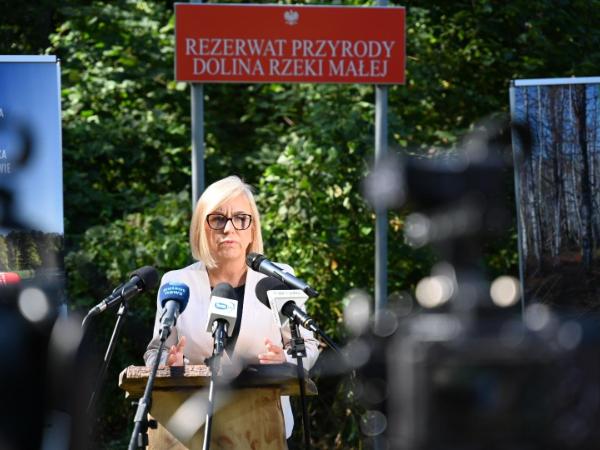 Ministra Paulina Hennig-Kloska podczas konferencji prasowej z okazji utworzenia dwusetnego rezerwatu – „Dolina Rzeki Małej” w województwie mazowieckim. 26 sierpnia 2026 r.