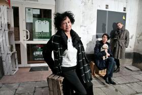 Maria ma 60 lat, dwie córki, dwóch byłych mężów, skończyła teatrologię, ma za sobą pracę konia pociągowego dla korporacji przy szkoleniach i dla banków przy planach aktywizacji ludzi zwalnianych z pracy.