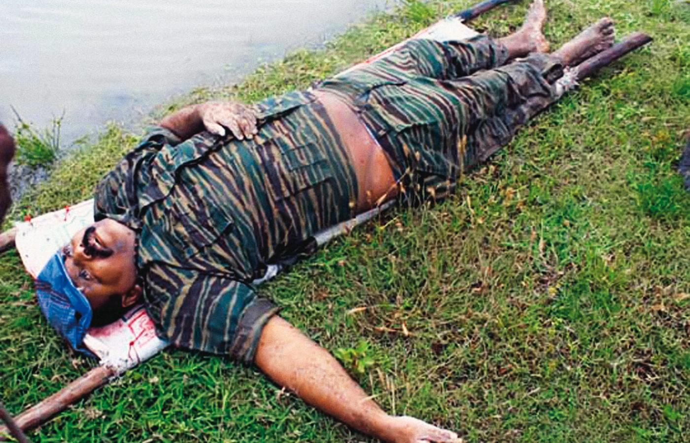 Vellupillai Prabhakaran,  przywódca Tamilskich Tygrysów.  Został zastrzelony w 2009 r.  Zdjęcie jego zwłok rząd pokazał  w ogólnokrajowej telewizji.