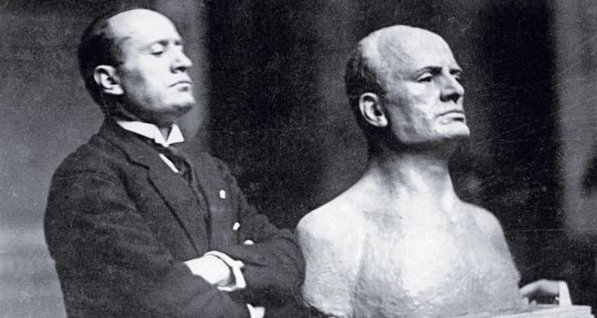 Benito Mussolini pozujący do własnego popiersia. Wystarczyły cztery lata, by stał się dyktatorem.