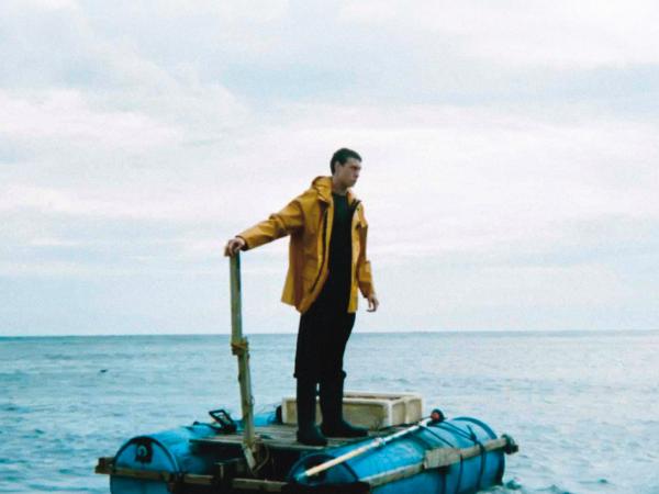 George MacKay jako jedyny ocalony z morskiej katastrofy.
