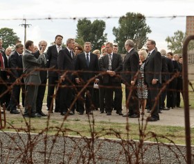 Z kolei na zakończenie wizyty w Berlinie wraz z niemieckim prezydentem udał się do pobliskiej miejscowości Oranienburg, gdzie w czasie wojny funkcjonował hitlerowski obóz koncentracyjny Sachsenhausen.