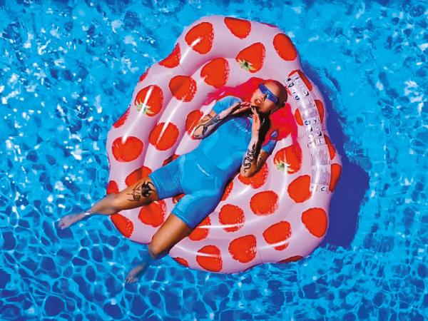 Young Leosia w basenie.