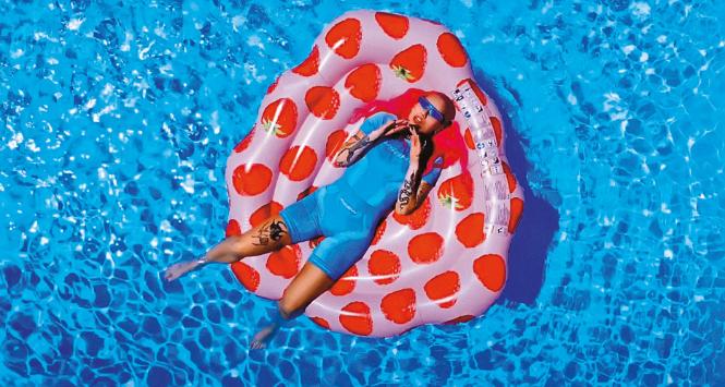 Young Leosia w basenie.