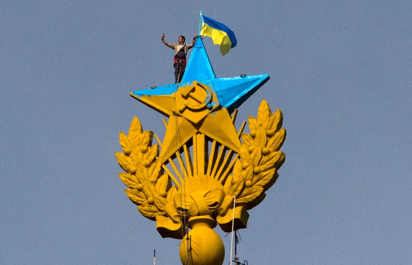 Pracownik moskiewskich służb porządkowych robi sobie „selfie” tuż przed zdjęciem ukraińskiej flagi ze szczytu 176-metrowego budynku.