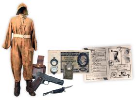 Wyposażenie skoczka: Kombinezon, broń, kompas, pieniądze obowiązujące na terenie Generalnego Gubernatorstwa, latarka i fałszywe dokumenty.