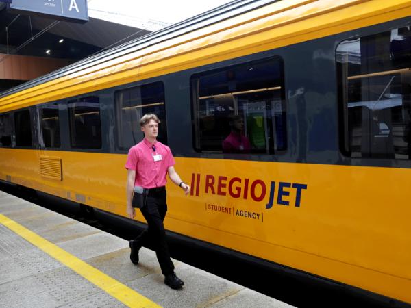 Pociąg czeskiego przewoźnika RegioJet na jednym z warszawskich dworców. 7 października 2025 r.