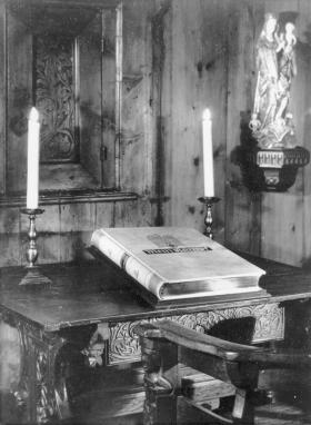 Kącik do czytania „dzieła wodza” w dworku Hermanna Göringa.